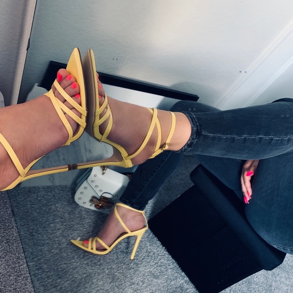 SALE- Yellow pointy heels - Picture 4 of 6